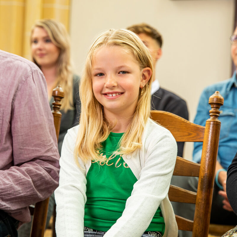 Meisje in volle kerk